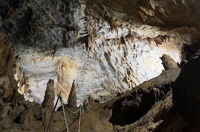  Зал пещеры Абрскила 